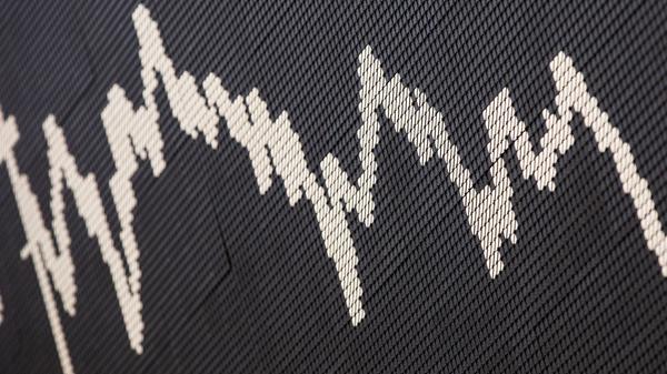 Füssen und Landsberg am Lech haben wegen riskanter Finanzgeschäfte Millionen verloren. In Füssen gehe es um einen Schaden von 2,8 Millionen Euro. Die Stadt fühle sich von einem Bankhaus schlecht beraten und habe vor dem Münchner Landgericht auf Schadenersatz geklagt. "Schauen wir mal, was die Klage bringt. Wenn sie verlorengeht, ist das Geld futsch", so Jäger. In Landsberg am Lech sei der Verlust mit sieben Millionen Euro etwas höher gewesen. Auch hier habe die Stadt ein Bankhaus verklagt und habe sich das Geld zurückholen wollen.