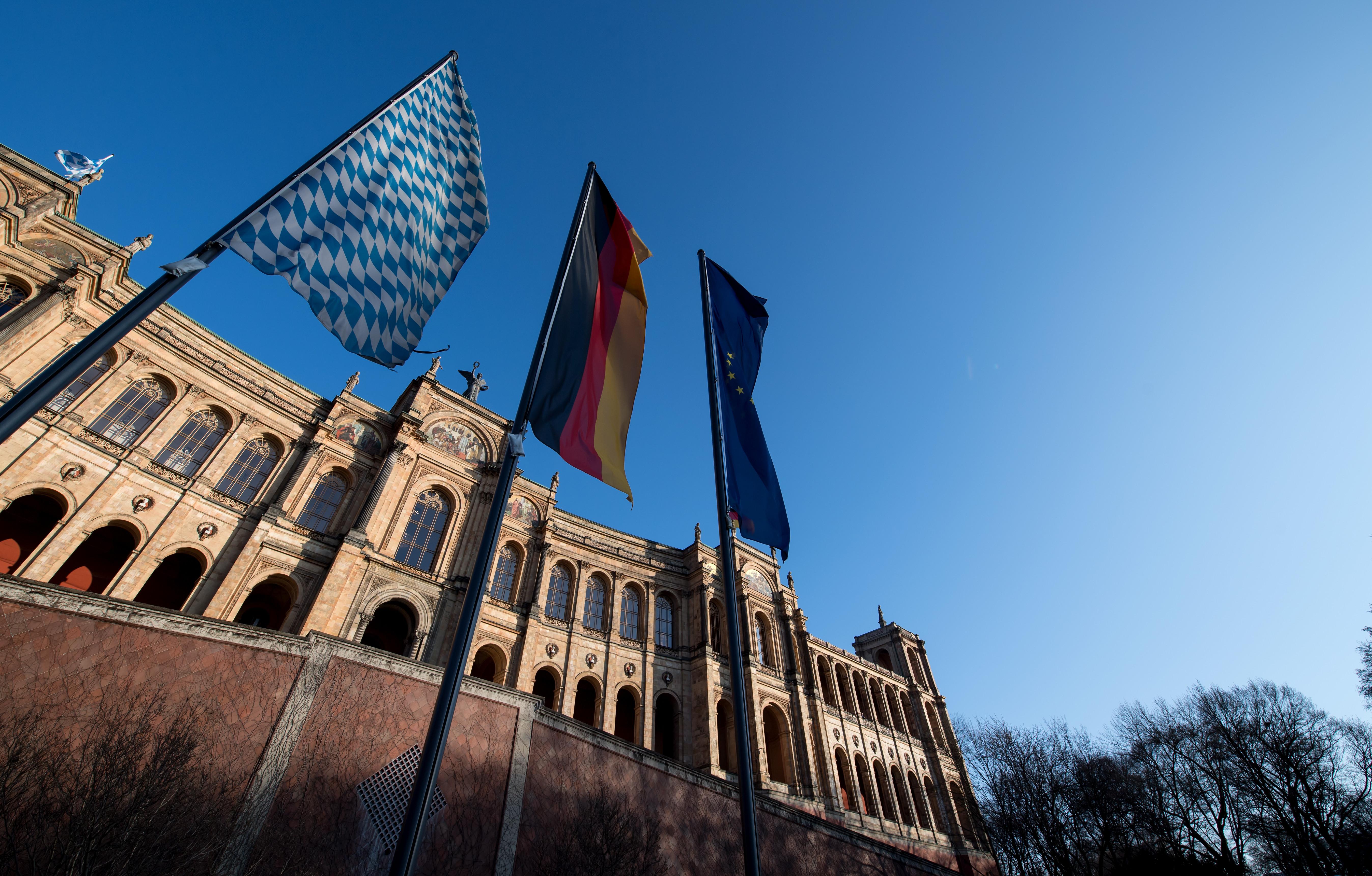 Fünfeinhalb Jahre lang wurde das Staatstheater Gärtnerplatz in München (auf dem Bild ist der bayerische Landtag zu sehen) saniert. "Man hat mal begonnen 2010 mit Kosten von 70 Millionen Euro, jetzt ist man bei mehr als 120 Millionen Euro", so Jäger. Das seien Mehrkosten in Höhe von 50 Millionen Euro. Bereits 2016 hatte der Steuerzahlerbund die Kostensteigerung für das Projekt kritisiert. "Bauen wird in der Regel nicht billiger", so Jäger. Wiedereröffnet wurde das Haus im Oktober 2017.