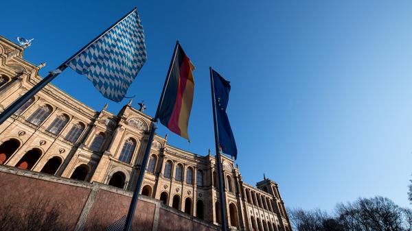 Fünfeinhalb Jahre lang wurde das Staatstheater Gärtnerplatz in München (auf dem Bild ist der bayerische Landtag zu sehen) saniert. "Man hat mal begonnen 2010 mit Kosten von 70 Millionen Euro, jetzt ist man bei mehr als 120 Millionen Euro", so Jäger. Das seien Mehrkosten in Höhe von 50 Millionen Euro. Bereits 2016 hatte der Steuerzahlerbund die Kostensteigerung für das Projekt kritisiert. "Bauen wird in der Regel nicht billiger", so Jäger. Wiedereröffnet wurde das Haus im Oktober 2017.