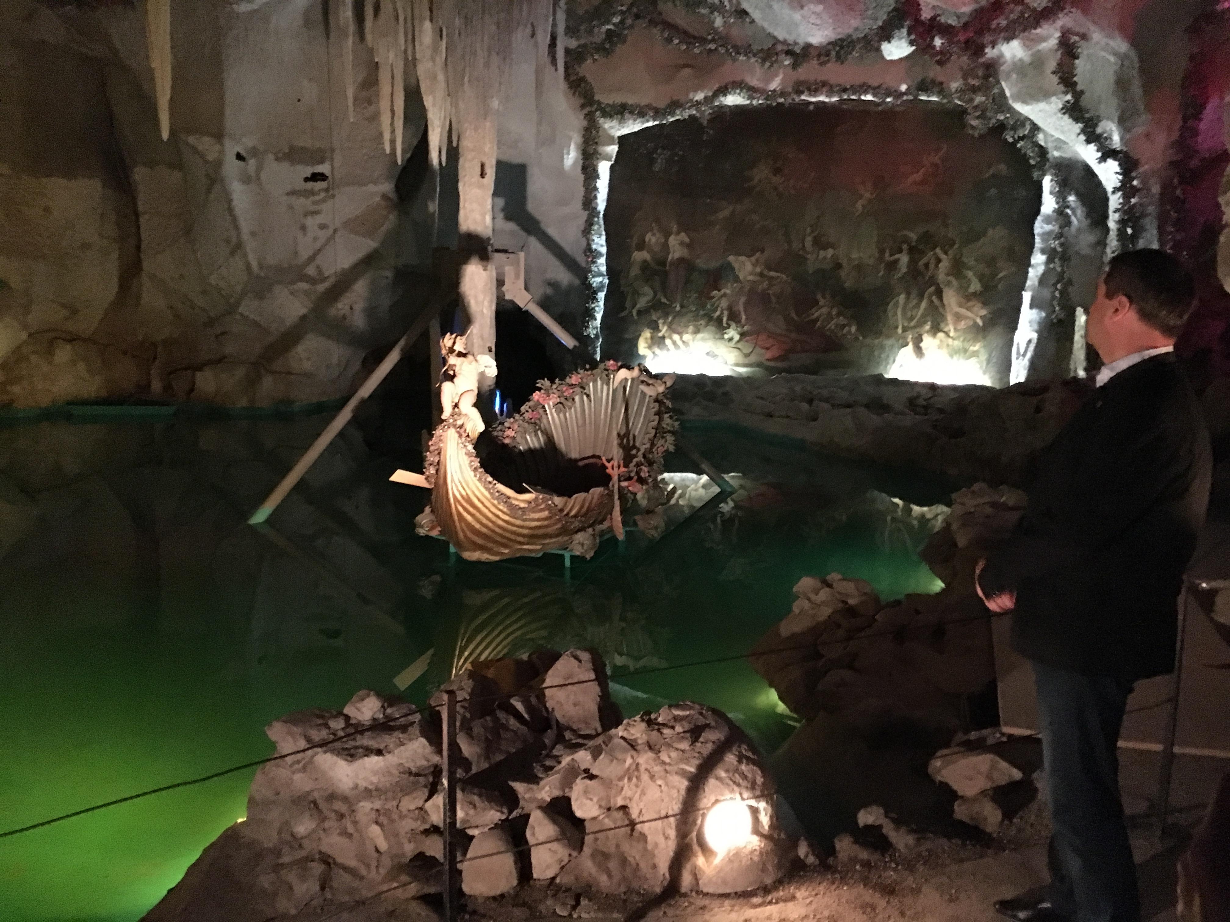 Die Sanierung der Venusgrotte auf Schloss Linderhof in Ettal verschlingt Millionen. Seit 2016 wird die künstliche Tropfsteinhöhle wieder instand gesetzt. 2021 soll die unter König Ludwig II. erbaute Grotte wieder öffnen. Ursprünglich waren für die Sanierung 25 Millionen Euro veranschlagt. Mittlerweile sind es mehr als 33 Millionen Euro. Der Grund: Da es kein vergleichbares Bauwerk gibt, musste laut Steuerzahlerbund die Sanierungsmethodik erst entwickelt werden. Eine qualifizierte Kosteneinschätzung sei nicht möglich. Ob die 33 Millionen Euro reichen werden, bleibe abzuwarten. ;