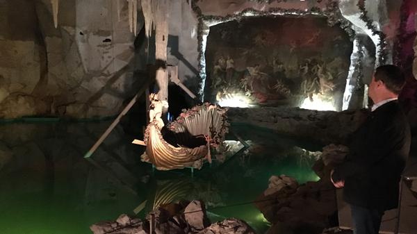 Die Sanierung der Venusgrotte auf Schloss Linderhof in Ettal verschlingt Millionen. Seit 2016 wird die künstliche Tropfsteinhöhle wieder instand gesetzt. 2021 soll die unter König Ludwig II. erbaute Grotte wieder öffnen. Ursprünglich waren für die Sanierung 25 Millionen Euro veranschlagt. Mittlerweile sind es mehr als 33 Millionen Euro. Der Grund: Da es kein vergleichbares Bauwerk gibt, musste laut Steuerzahlerbund die Sanierungsmethodik erst entwickelt werden. Eine qualifizierte Kosteneinschätzung sei nicht möglich. Ob die 33 Millionen Euro reichen werden, bleibe abzuwarten. ;