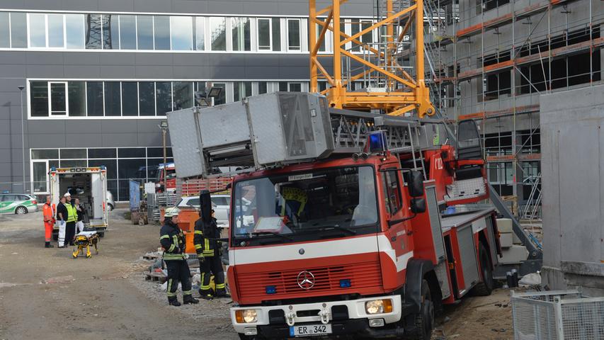 Einsatz auf Erlanger Baustelle: Arbeiter verletzt sich bei Sturz schwer