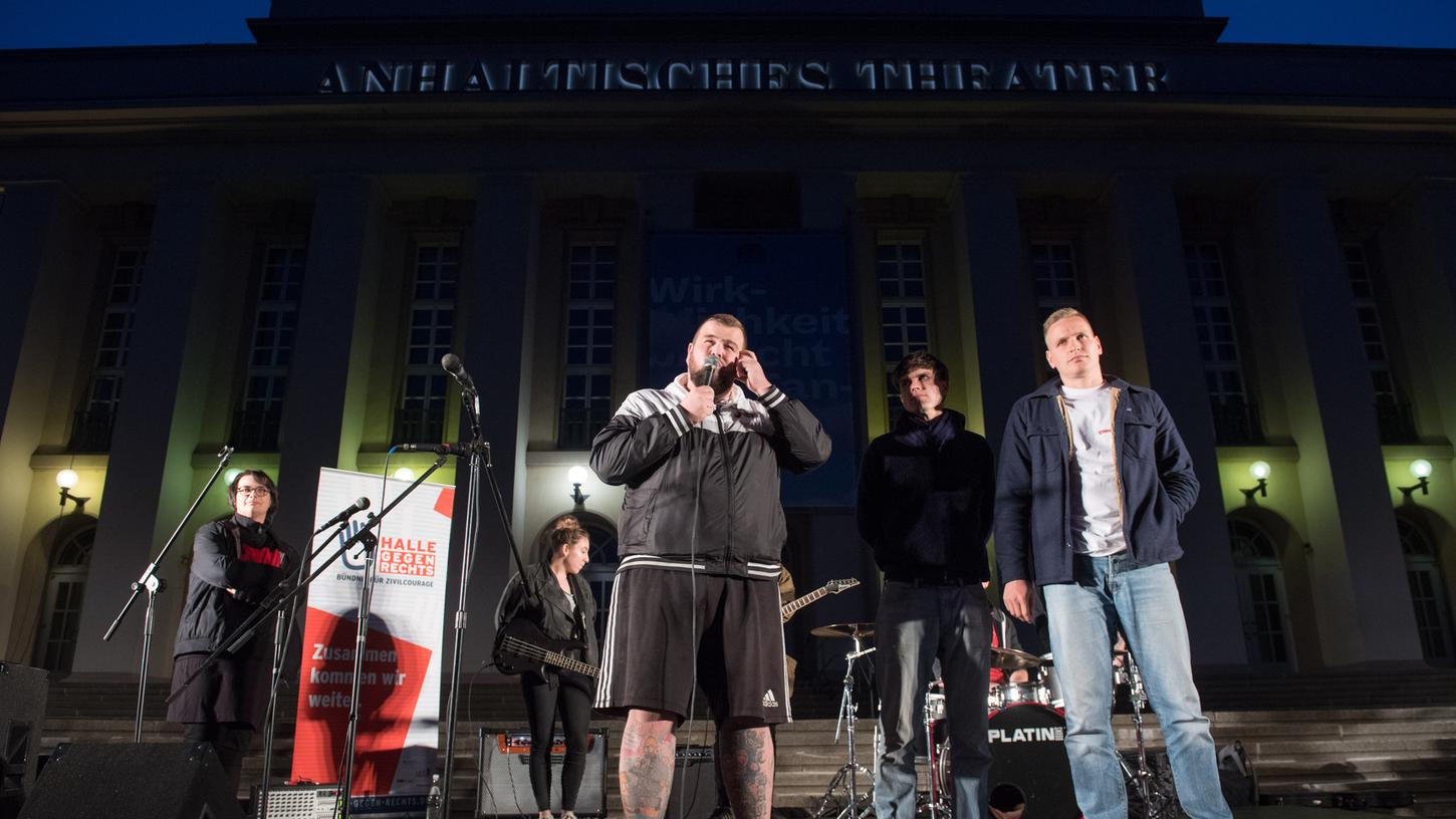 Die Punk-Band Feine Sahne Fischfilet hat sich vor ihrem Konzert in Dessau-Roßlau bei den Menschen vor Ort für die Unterstützung bedankt.