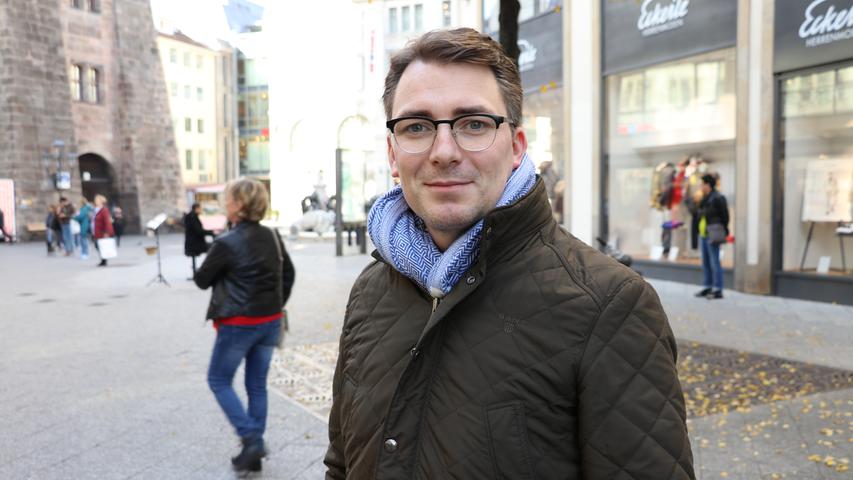 "Von dem Weihnachtsgeld kaufe ich Geschenke für meine Töchter", verrät der 39-jährige Jan Felix Becker. Er arbeitet in Berlin im Bundestag.