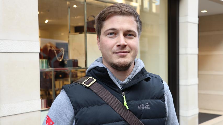"Ich gebe mein Weihnachtsgeld für Geschenke aus. Dafür ist es ja auch gedacht." Der 31-Jährige Daniel Wolfram arbeitet in der Steuerbranche in Nürnberg und bekommt zusätzlich etwa neun Prozent seines Gehalts am Ende des Jahres.