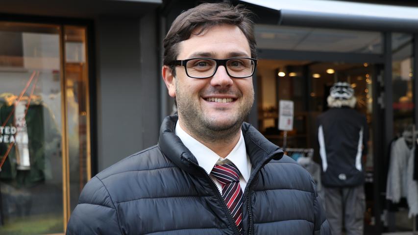 "Mein Weihnachtsgeld geht für die Finanzierung meines Examens drauf", sagt Bernd Ruff (34) mit einem fröhlichen Lächeln. Er arbeitet in Nürnberg als Steuerberater und freut sich, dass er das zusätzliche Gehalt sinnvoll nutzen kann.
