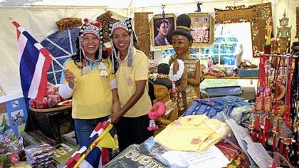 Schmuck, Textilien und andere Waren bieten die Ausstellerinnen auf diesem Thailand-Stand feil. Das südostasiatische Land hatte bereits bei der «Freizeit 2007» im Februar im Messezentrum große Aufmerksamkeit gefunden.
