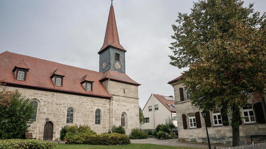 Zentrum des Ortes ist die St. Egidienkirche, die 1158 erstmals als Filialkirche von Emskirchen erwähnt wurde. Weithin sichtbar ist auch ...