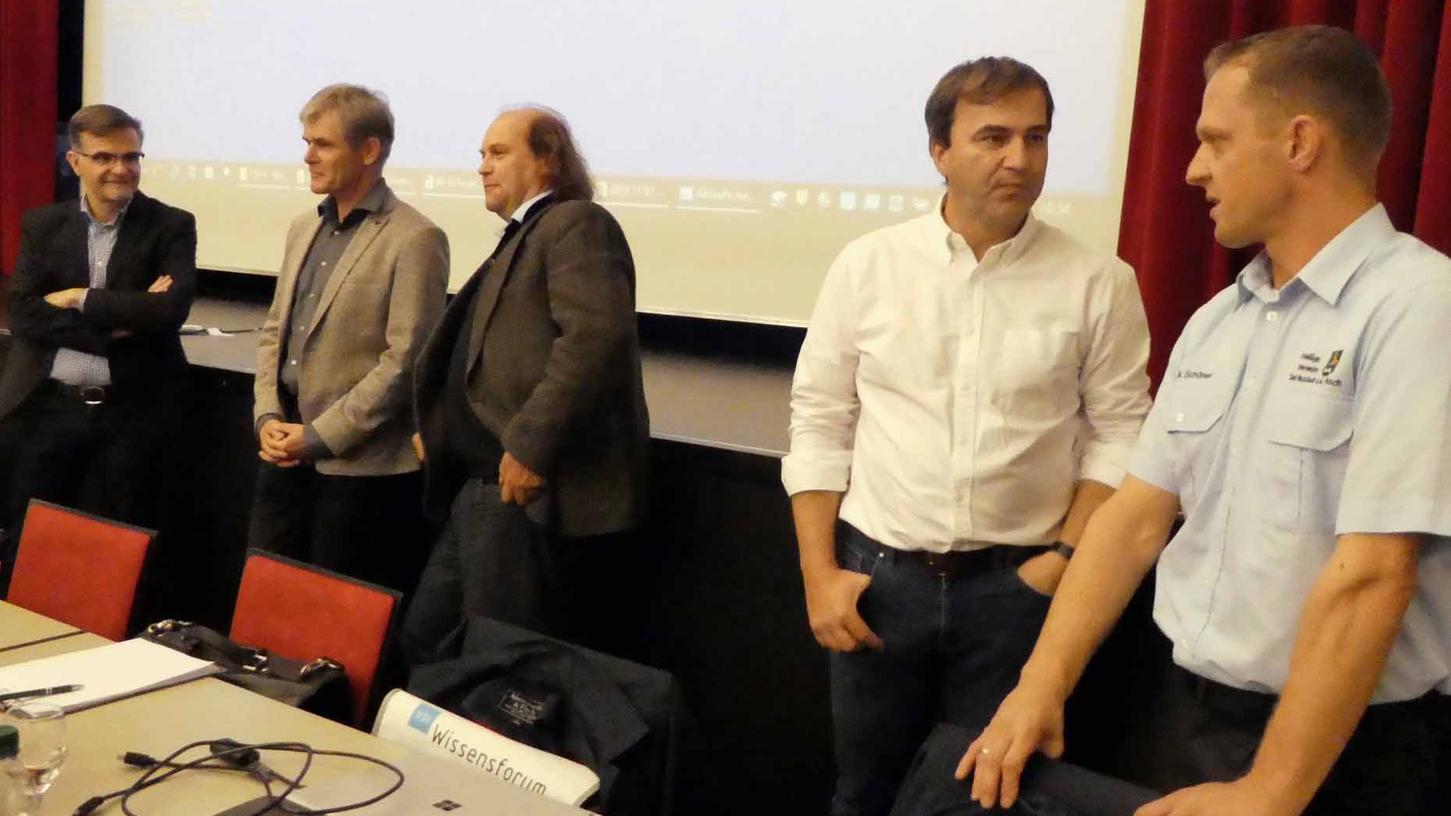 Mit Bauamtsleiter Gerald Schorr erörterten die Fachleute Scheuber, Franke und Dr. Wunderlich ihre Erkenntnisse zum Standort des neuen Feuerwehrhauses, die Kommandant Michael Schöner (v. l.) für die Bauleitplanung zuversichtlich stimmen sollten. Mit Bauamtsleiter Gerald Schorr erörterten die Fachleute Scheuber, Franke und Dr. Wunderlich ihre Erkenntnisse zum Standort des neuen Feuerwehrhauses, die Kommandant Michael Schöner (v. l.) für die Bauleitplanung zuversichtlich stimmen sollten.