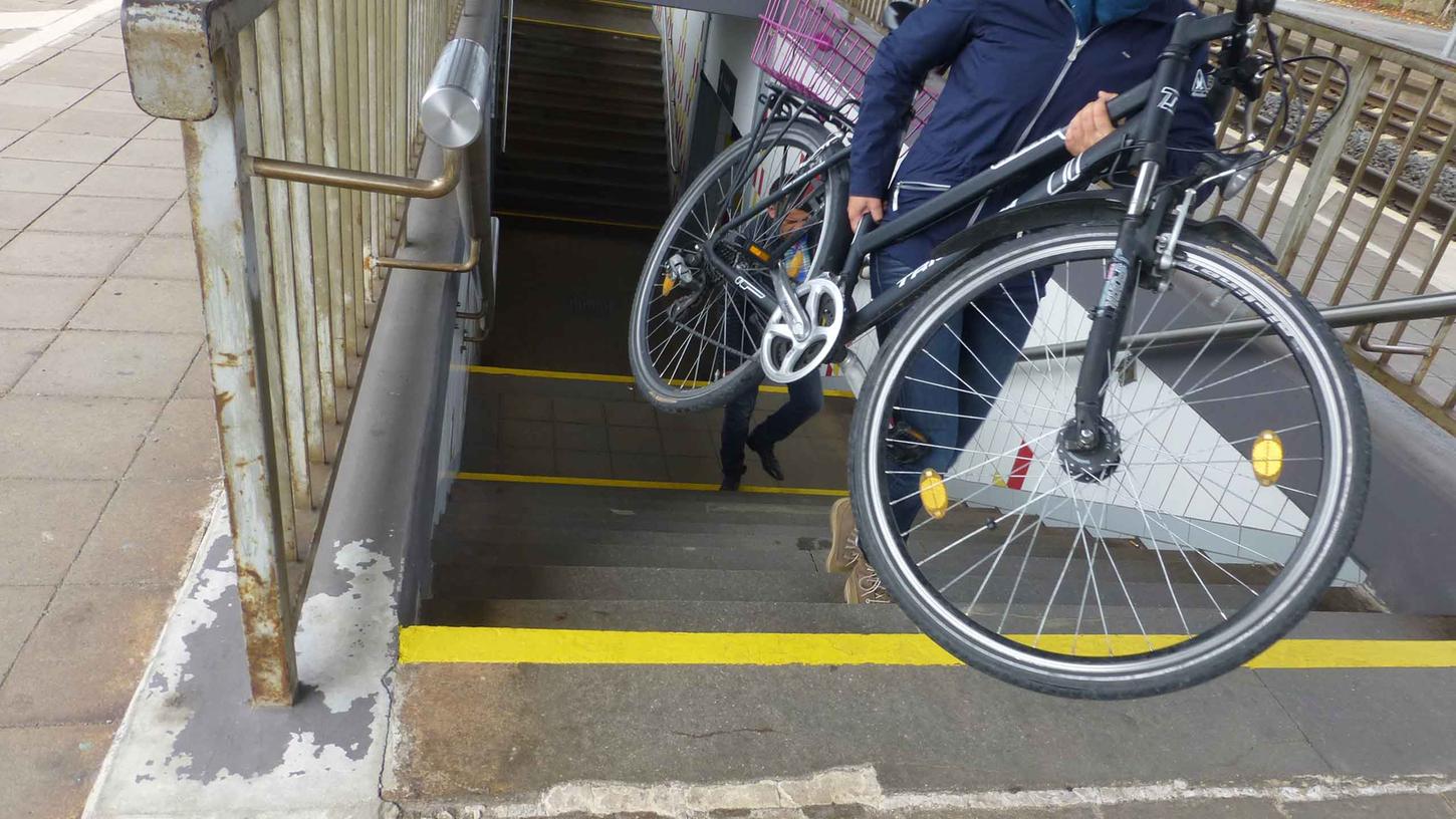 Von barrierefreien Bahnhöfen profitierten neben Menschen mit Behinderung auch Radfahrer und Familien mit Kinderwagen, begrüßt Minister a. D. Christian Schmidt entsprechende Pläne unter anderem für den Bahnhof Neustadt.