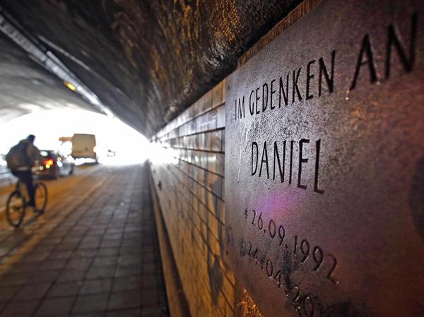Im Marientunnel erinnert eine Gedenktafel an Daniel, der im Alter von 21 Jahren mit seinem Fahrrad mit einer Straßenbahn zusammenstieß und verstarb.