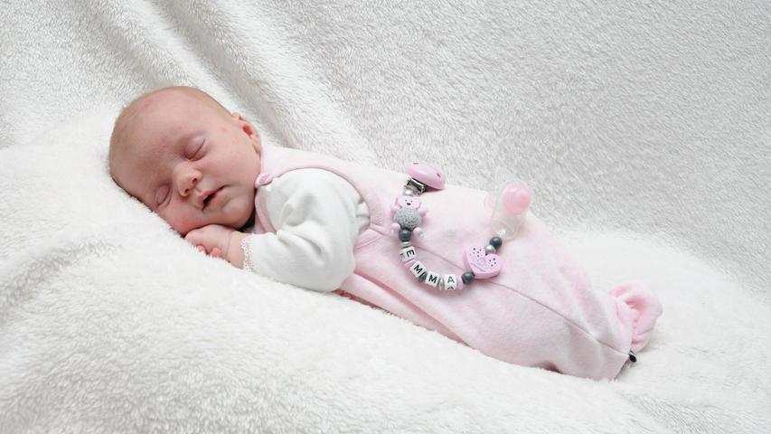So selig können wahrlich nur Babys schlafen. Emma fühlt sich auf der Welt sichtlich wohl. Seit dem 15. Oktober ist sie hier, geboren im Klinikum Süd. Sie wiegt 3830 Gramm und ist 54 Zentimeter groß.