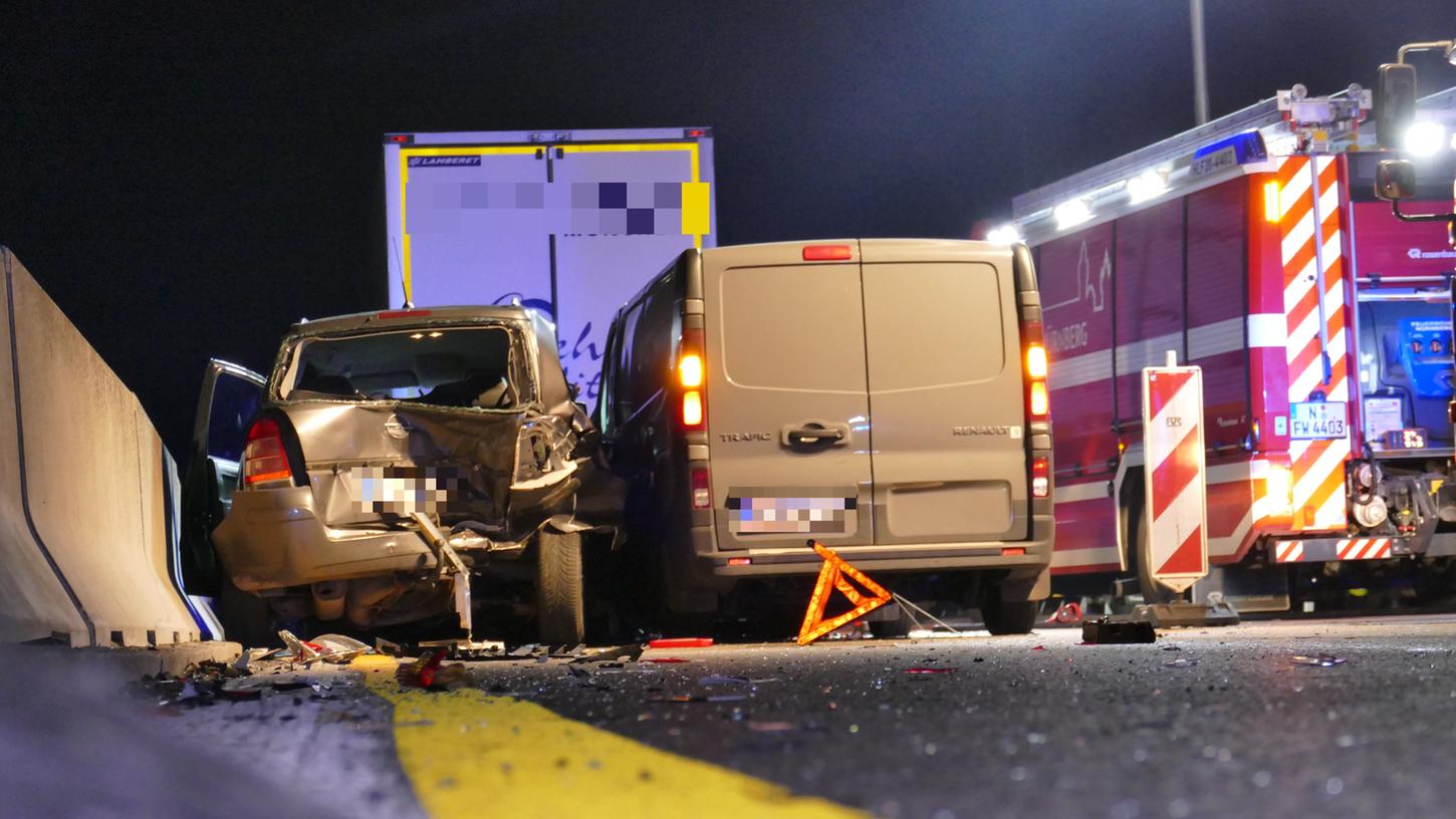 Auf der A73 ereignete sich ein Verkehrsunfall, der vier Verletzte forderte, zwischen den Anschlussstellen Zollhaus und Königshof.