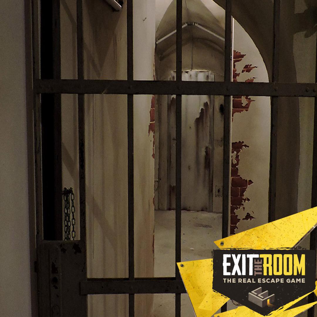 Sie sind im Gefängnis gelandet - und zwar im berüchtigten "Alcaban". Es ist die Mischung aus Alcatraz und Ascaban und gilt als ausbruchsicheres Hochsicherheitsgefängnis. In der ganzen Geschichte der Einrichtung ist nur einem einzigen Menschen bisher der Ausbruch gelungen. Ihr Glück, dass Sie ausgerechnet in seiner Zelle gelandet sind. Sie können entkommen... Aber nur, wenn Sie seine Hinweise finden, bevor der Wärter zu seiner stündlichen Patrouille vorbeikommt. Das Spiel ist für zwei bis sechs Spieler, die mindestens 14 Jahre alt sein sollten. Der eher schwere Raum kostet zwischen 89,90 und 119,90 Euro, die Spielzeiten variieren je nach Termin. Öffnungszeiten und Details gibt es auf der Homepage.