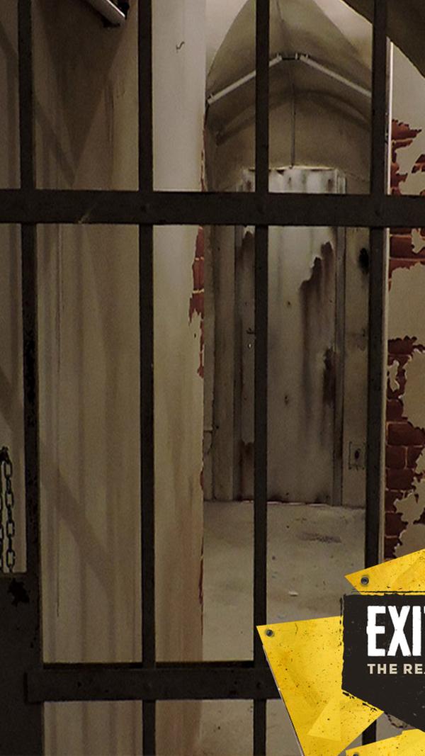 Sie sind im Gefängnis gelandet - und zwar im berüchtigten "Alcaban". Es ist die Mischung aus Alcatraz und Ascaban und gilt als ausbruchsicheres Hochsicherheitsgefängnis. In der ganzen Geschichte der Einrichtung ist nur einem einzigen Menschen bisher der Ausbruch gelungen. Ihr Glück, dass Sie ausgerechnet in seiner Zelle gelandet sind. Sie können entkommen... Aber nur, wenn Sie seine Hinweise finden, bevor der Wärter zu seiner stündlichen Patrouille vorbeikommt. Das Spiel ist für zwei bis sechs Spieler, die mindestens 14 Jahre alt sein sollten. Der eher schwere Raum kostet zwischen 89,90 und 119,90 Euro, die Spielzeiten variieren je nach Termin. Öffnungszeiten und Details gibt es auf der Homepage.