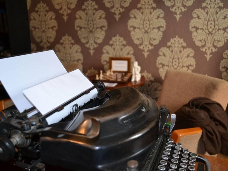 Sie wollten immer schon mit dem berühmten Detektiv S. arbeiten? Jetzt ist Ihre Chance gekommen: Nur mit Hilfe Ihrer Kreativität und Ihres gesunden Menschenverstandes müssen Sie es schaffen, binnen einer Stunde aus seinem Büro auszubrechen. Der Raum ist für zwei bis sieben Spieler ab 10 Jahren geeignet. Die Kosten betragen zwischen 84 und 133 Euro. Öffnungszeiten und Details gibt es auf der Homepage.