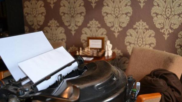 Sie wollten immer schon mit dem berühmten Detektiv S. arbeiten? Jetzt ist Ihre Chance gekommen: Nur mit Hilfe Ihrer Kreativität und Ihres gesunden Menschenverstandes müssen Sie es schaffen, binnen einer Stunde aus seinem Büro auszubrechen. Der Raum ist für zwei bis sieben Spieler ab 10 Jahren geeignet. Die Kosten betragen zwischen 84 und 133 Euro. Öffnungszeiten und Details gibt es auf der Homepage.