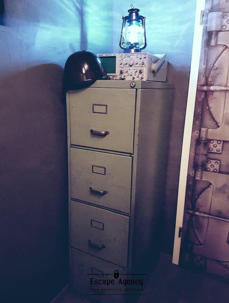 Es geht um das Schicksal Nürnbergs, nein, der ganzen Welt! Eine schreckliche und mysteriöse Krankheit ist ausgebrochen und infiziert die weltweite Bevölkerung. In einem Militärbunker scheint es Hinweise auf ein Gegenmittel zu geben - und Sie müssen es finden! In nur einer Stunde müssen Sie den Untergang der Menschheit abwenden. Der Raum ist für zwei bis sieben Spieler ab 12 Jahren geeignet. Die Kosten betragen zwischen 84 und 133 Euro. Mehr Infos zum Raum gibt es hier.