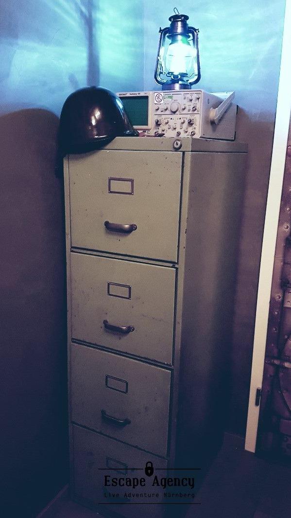 Es geht um das Schicksal Nürnbergs, nein, der ganzen Welt! Eine schreckliche und mysteriöse Krankheit ist ausgebrochen und infiziert die weltweite Bevölkerung. In einem Militärbunker scheint es Hinweise auf ein Gegenmittel zu geben - und Sie müssen es finden! In nur einer Stunde müssen Sie den Untergang der Menschheit abwenden. Der Raum ist für zwei bis sieben Spieler ab 12 Jahren geeignet. Die Kosten betragen zwischen 84 und 133 Euro. Mehr Infos zum Raum gibt es hier.