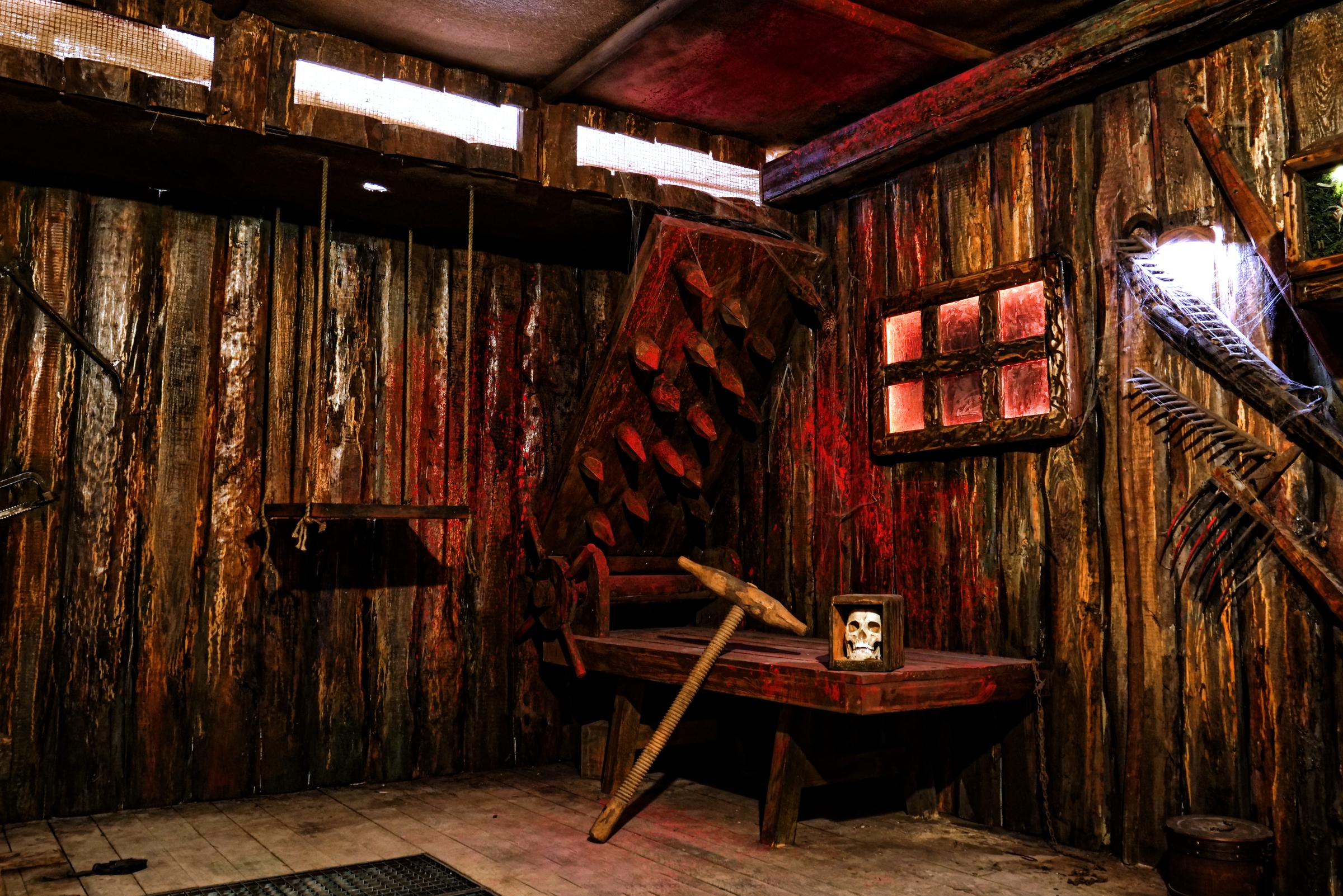 Nürnberg im Jahre 1396: Sie finden sich in einem Verließ der dunklen Mächte wieder. Die Lage ist ernst, denn auf Sie wartet der Henker. Eine geheime Bruderschaft will Sie schon in einer Stunde für ein uraltes Ritual opfern... Wollen Sie nicht auf dem Servierteller landen, müssen Sie rechtzeitig entkommen. Dieser Raum ist spielbar für zwei bis sechs Personen, das Mindestspielalter beträgt 16 Jahre (14 in Begleitung eines Erziehungsberechtigten). Der mittelschwere Raum kostet zwischen 96 und 162 Euro. Öffnungszeiten und Details gibt es auf der Homepage.