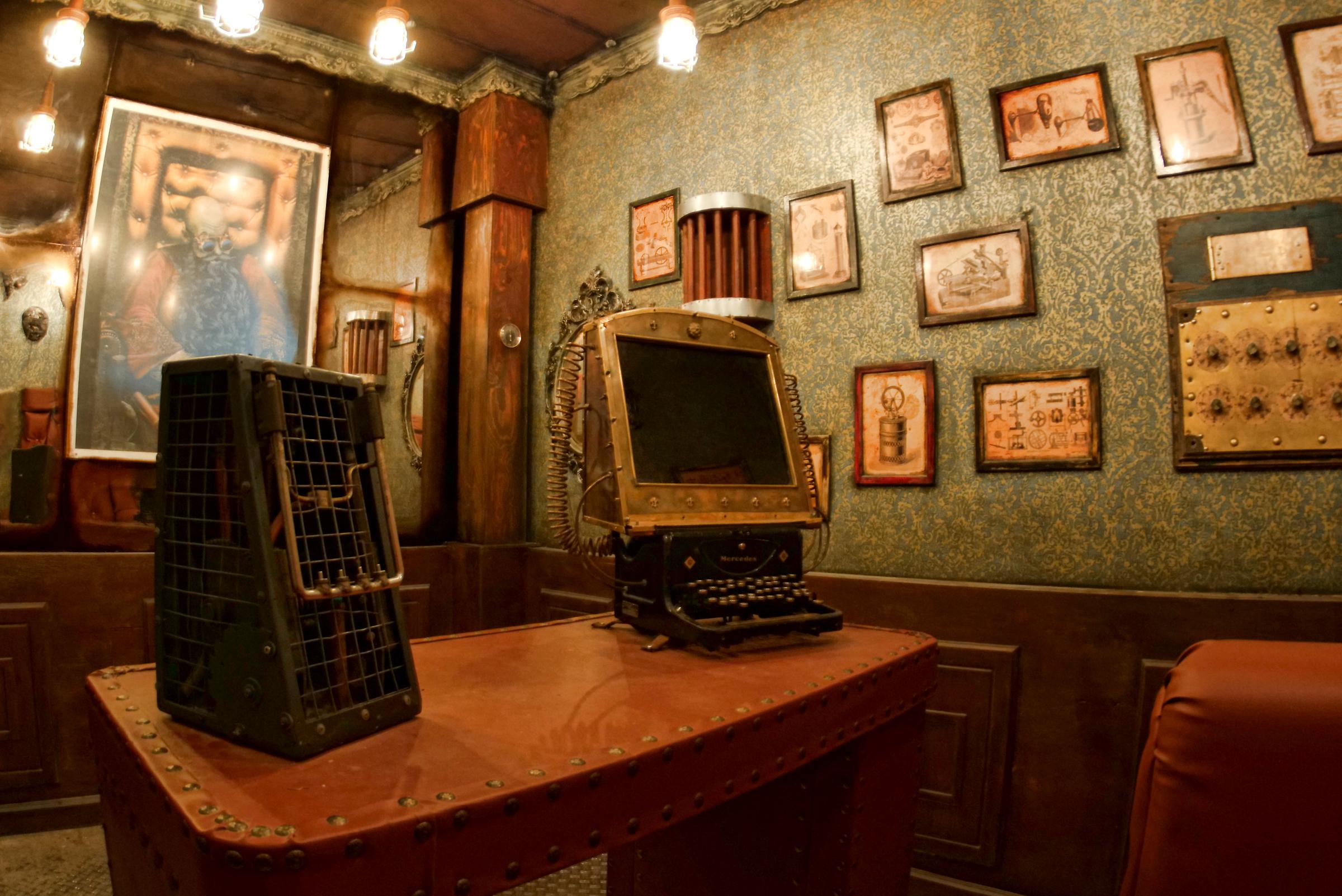 In einem Paralleluniversum geraten die Teilnehmer dieses Escape-Games in die Hände eines bösen Puppenspielers. Er zwingt Menschen dazu, in seinem Theater aufzutreten. Genauer gesagt sind Sie es, die er gegen ihren Willen gefangen hält. Sie müssen es schaffen, ihm zu entkommen, ehe in einer Stunde die Vorstellung beginnt. Dieser Raum ist spielbar für zwei bis sechs Personen, das Mindestspielalter beträgt 16 Jahre (10 in Begleitung eines Erziehungsberechtigten). Der mittel bis schwere Raum kostet zwischen 96 und 162 Euro. Öffnungszeiten und Details gibt es auf der Homepage.