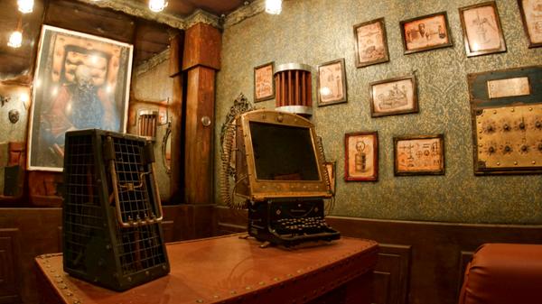 In einem Paralleluniversum geraten die Teilnehmer dieses Escape-Games in die Hände eines bösen Puppenspielers. Er zwingt Menschen dazu, in seinem Theater aufzutreten. Genauer gesagt sind Sie es, die er gegen ihren Willen gefangen hält. Sie müssen es schaffen, ihm zu entkommen, ehe in einer Stunde die Vorstellung beginnt. Dieser Raum ist spielbar für zwei bis sechs Personen, das Mindestspielalter beträgt 16 Jahre (10 in Begleitung eines Erziehungsberechtigten). Der mittel bis schwere Raum kostet zwischen 96 und 162 Euro. Öffnungszeiten und Details gibt es auf der Homepage.