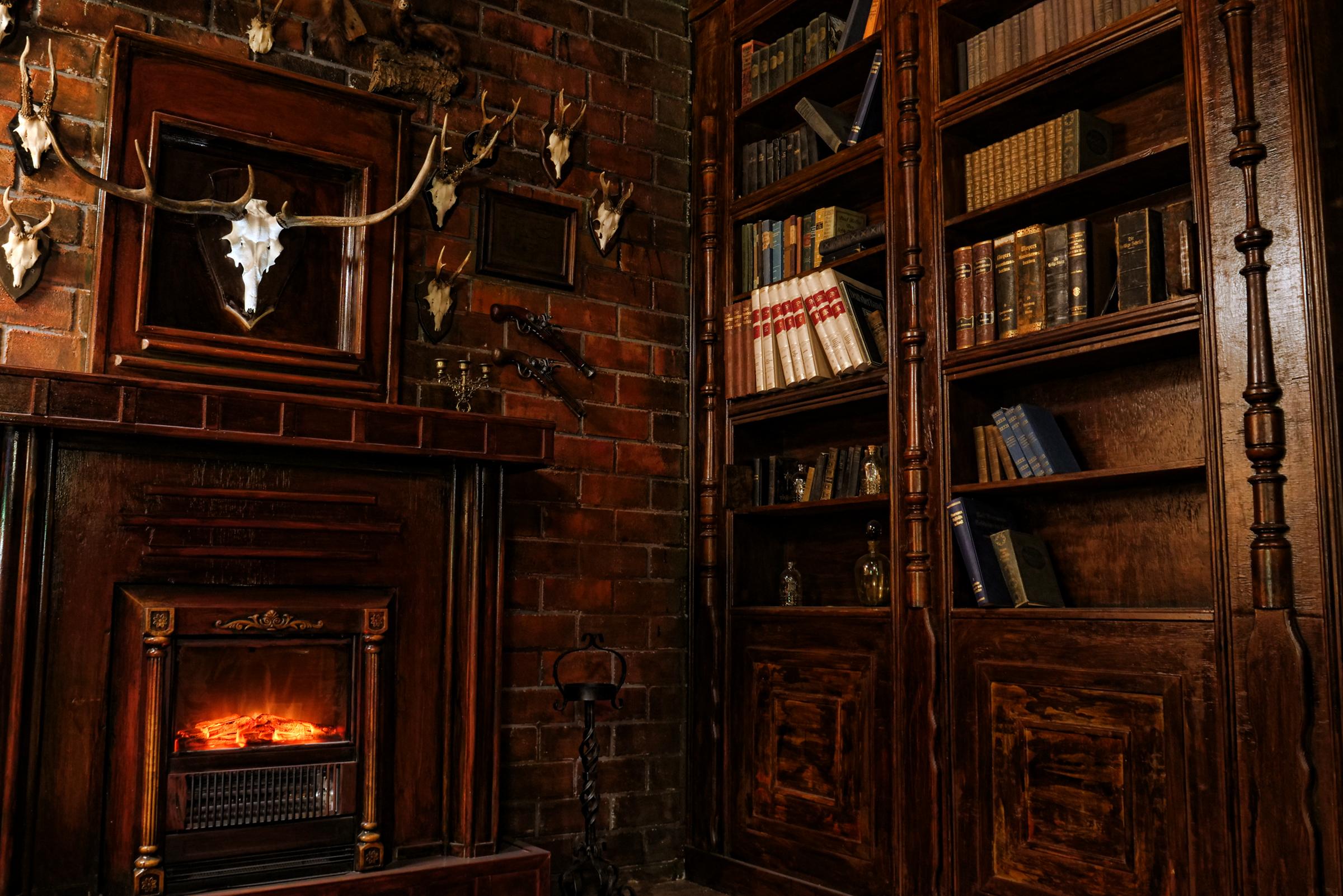 Sherlock Holmes wird verdächtigt, einen seiner früheren Kunden ermordet zu haben. Das führt dazu, dass der Detektiv verhaftet wird und vor Gericht erscheinen muss. Zum Glück hat Sherlock Holmes andere Privatdetektive - Sie - als Freunde: Die Aufgabe der Spieler ist es, den weltberühmten Schnüffler von den Anschuldigungen freizusprechen, ehe sein Prozess in einer Stunde beginnt. Dieser Raum ist spielbar für zwei bis sechs Personen, das Mindestspielalter beträgt 16 Jahre (10 in Begleitung eines Erziehungsberechtigten). Der schwierige Raum kostet zwischen 96 und 162 Euro. Öffnungszeiten und Details gibt es auf der Homepage.