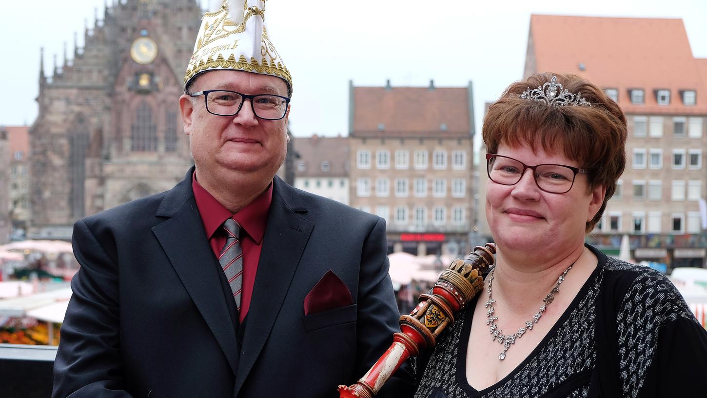 Das neue Prinzenpaar Jürgen und Manuela Podszuck präsentiert sich vor der Frauenkirche.