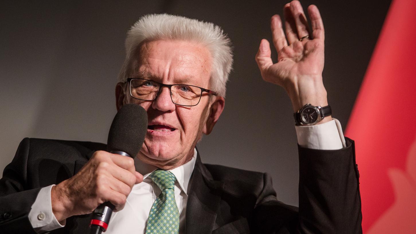 Die mutmaßliche Gruppenvergewaltigung in Freiburg beschäftigt auch die Grünen. Baden-Württembergs Ministerpräsident Kretschmann sorgt jetzt mit Äußerungen zu "Männerhorden" für Irritationen. Die mutmaßliche Gruppenvergewaltigung in Freiburg beschäftigt auch die Grünen. Baden-Württembergs Ministerpräsident Kretschmann sorgt jetzt mit Äußerungen zu "Männerhorden" für Irritationen.