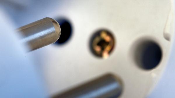 Die Koalition will Bürger und Firmen bei den hohen Strompreisen entlasten. Im Gegenzug zu einem CO2-Preis im Verkehr und bei Gebäuden soll die EEG-Umlage zur Förderung des Ökostroms ab 2021 gesenkt werden.