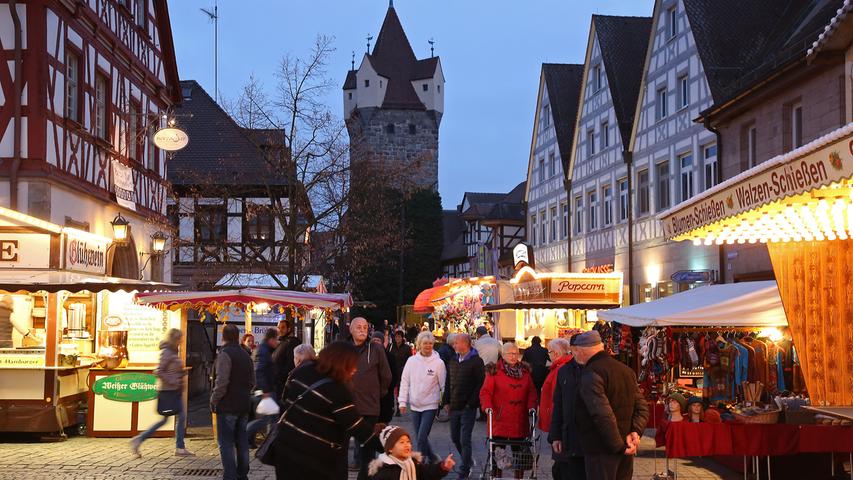Schon zum Auftakt lockte die Martini-Kirchweih in Herzogenaurach viele Besucher in die Innenstadt.