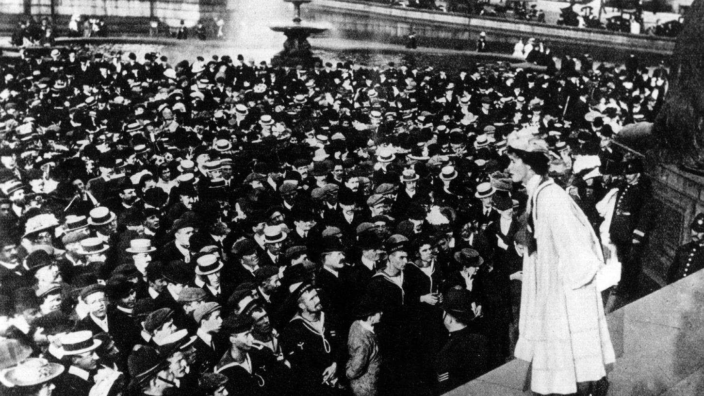 Emmeline Pankhurst setzt sich in einer Rede auf dem Londoner Trafalgar Square (Großbritannien) für das Frauenwahlrecht ein. Sie war Kämpferin für die politische Gleichberechtigung der Frauen in Großbritannien Anfang des 20. Jahrhunderts. Als Gründerin der 1903 entstandenen Women's Social and Political Union, die den radikalen Flügel der Frauenbewegung bildete, wurde sie mehrmals festgenommen.