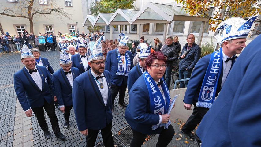 Jetzt ist Fasching: Der KCH stürmt das Rathaus in Herzogenaurach