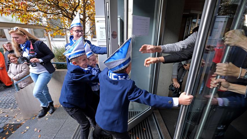 Jetzt ist Fasching: Der KCH stürmt das Rathaus in Herzogenaurach