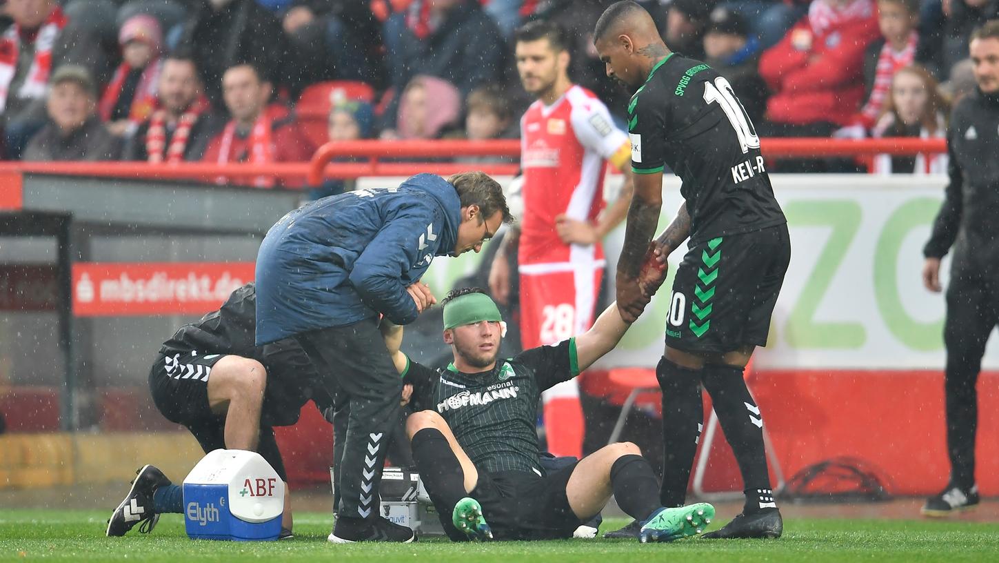 Bereits in der vierten Minute musste Maximilian Wittek wegen einer Kopfverletzung ausgewechselt werden.