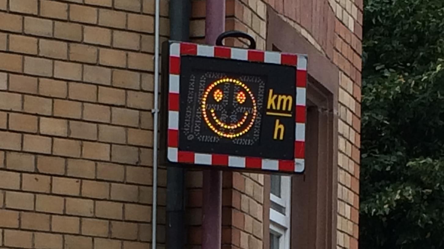Bei eingehaltener Geschwindigkeit lacht der Smiley. Nun hat in Pollanten jemand eine solche Anzeige geschrottet. Bei eingehaltener Geschwindigkeit lacht der Smiley. Nun hat in Pollanten jemand eine solche Anzeige geschrottet.