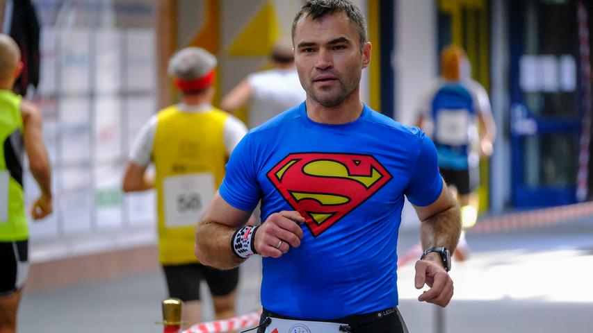 Nikoläuse und Superhelden: So schweißtreibend war der Indoor Marathon