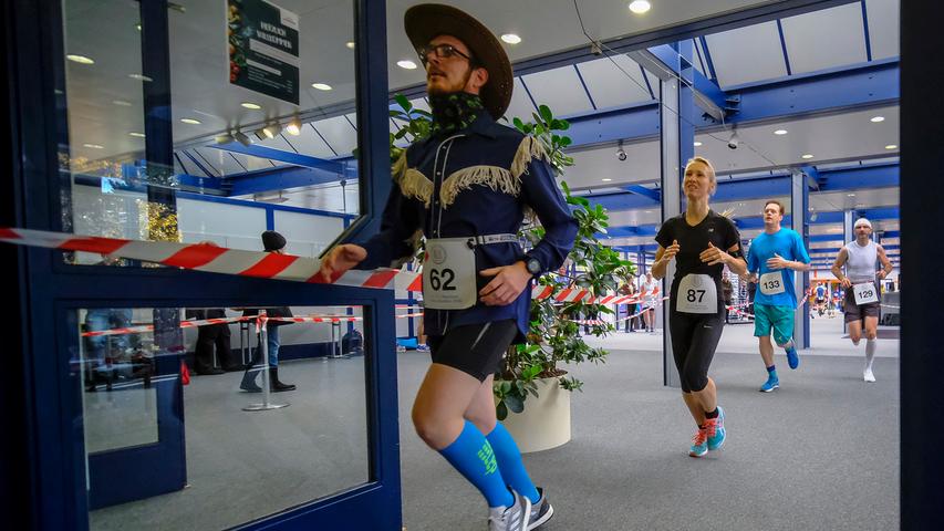 Nikoläuse und Superhelden: So schweißtreibend war der Indoor Marathon