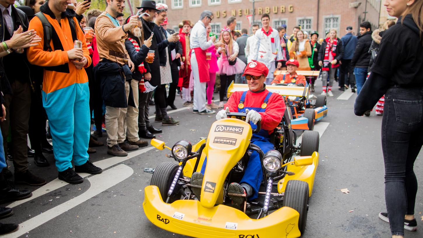 11.11.2018 in Köln: Ein Jeck verkleidet als "Super Mario" fährt beim Auftakt der Karnevalssession hinter dem Heumarkt mit seinem Kart.