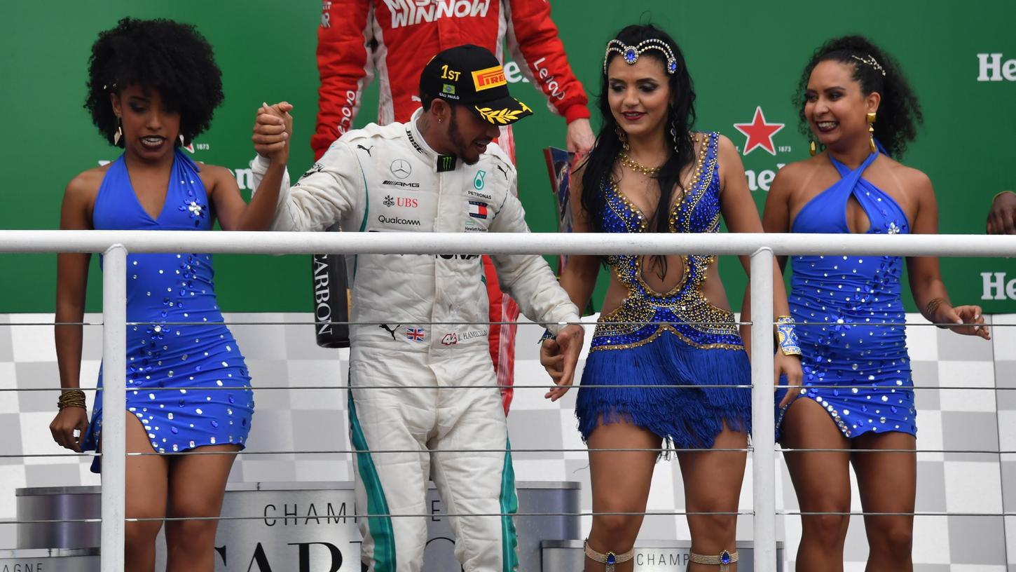 Der Weltmeister tanzt Samba: Lewis Hamilton feiert seinen Sieg in Sao Paulo mit knapp bekleideten Brasilianerinnen.