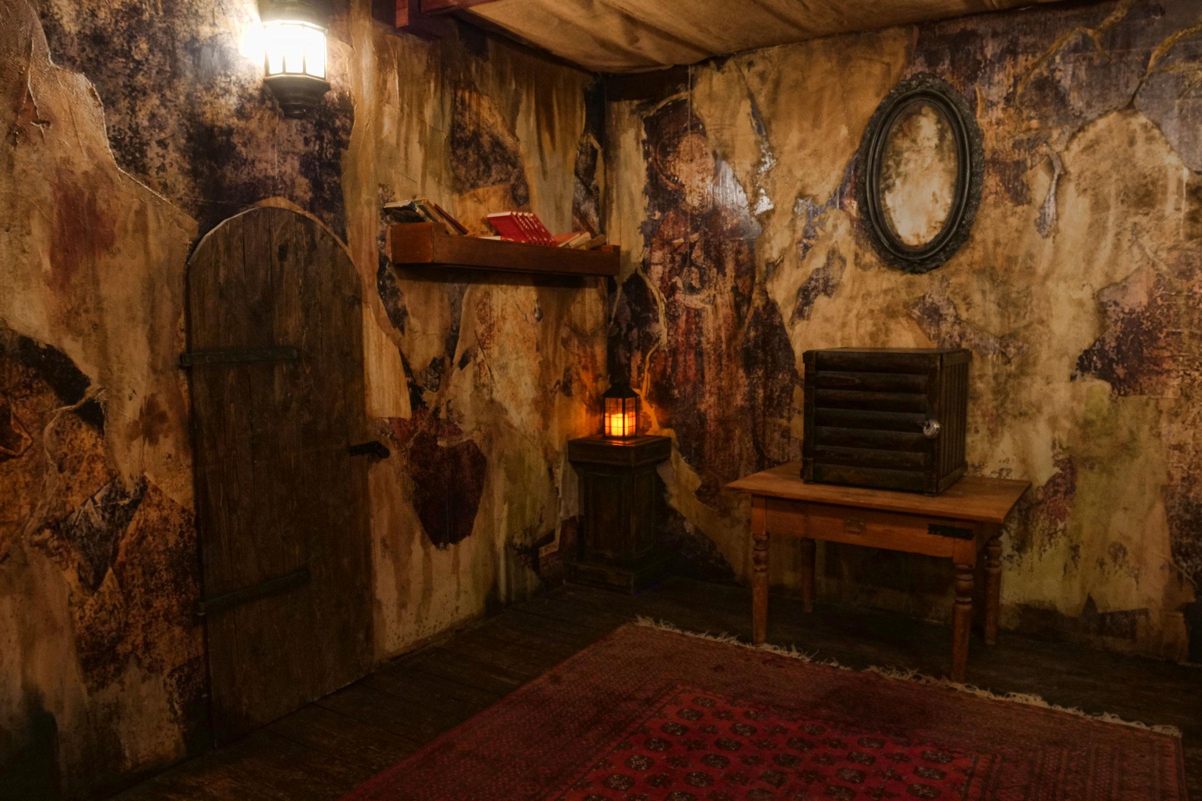 Ziemlich blutrünstig wird es für die Teilnehmer dieses Spiels: Der Mord an vier Mönchen im italienischen Mittelalter muss aufgeklärt werden. Frauen werden als Hexen verurteilt und verbrannt und unschuldige Mönche gefoltert, nur, um dem Volk Schuldige zu liefern. Sie aber begeben sich in eine geheime Kloster-Bücherei, während der Bibliothekar sie für eine Stunde verlässt. Dort suchen Sie nach Hinweisen auf den wahren Mörder... Dieser Raum ist spielbar für zwei bis sechs Personen, das Mindestspielalter beträgt 16 Jahre (14 in Begleitung eines Erziehungsberechtigten). Der mittel bis schwere Raum kostet zwischen 96 und 162 Euro. Öffnungszeiten und Details gibt es auf der Homepage.