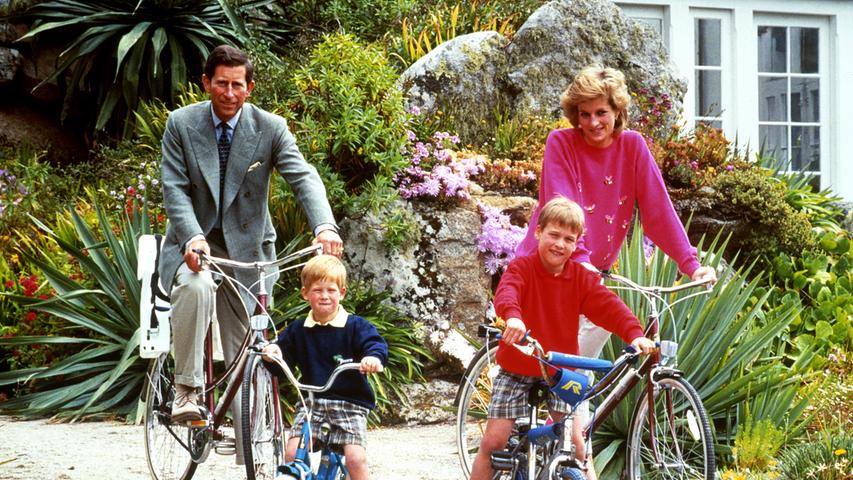 Lady Diana schenkte ihrem Prinzen zwei Kinder: Am 21. Juni 1982 erblickte William und am 15. September 1984 Harry das Licht der Welt. Doch über die Ehe zogen sich schnell dunkle Schatten.