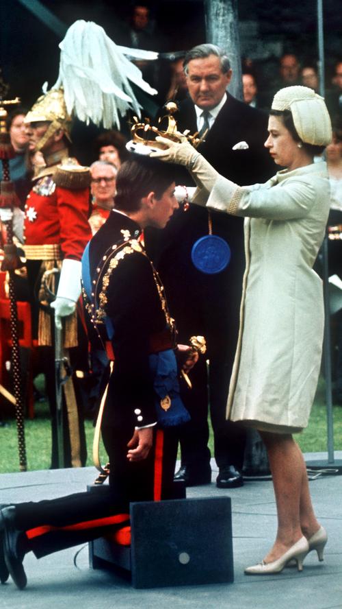Am 1.Juni 1969 wurde Charles von seiner Mutter in Caernarvon in Wales zum Prinzen gekürt. Schon kurze Zeit später lernte er seine Jugendliebe Camilla auf einer Poolparty kennen. Es war scheinbar Liebe auf den ersten Blick, doch die Beziehung endete nach nur einem Jahr, weil Charles für die britische Royal Navy eingezogen wurde. Während er auf hoher See diente, verguckte sich Camilla in Andrew Parker-Bowles, den sie auch heiratete.