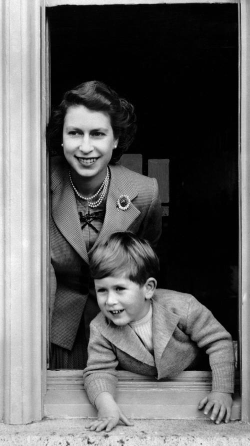 Charles Philip Arthur George, wie der Prinz mit vollem Namen heißt, ist am 14. November 1948 im Buckingham Palace zur Welt gekommen. Als ältester Sohn von Königin Elisabeth II. und Prinz Philip ist er der erste Thronfolger. Er genoss Ausbildung an traditionsreichen Privatschulen in Großbritannien und schon während seiner Studien wurde sein Hang zur Archäologie und zur Geschichte deutlich.