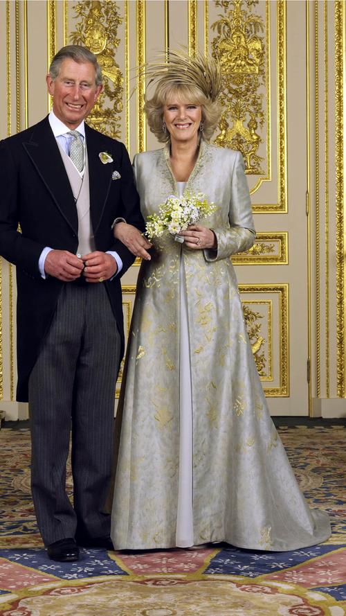 Lange Zeit galt Camilla als Dianas ärgste Feindin und wurde öffentlich kritisiert: Erst Jahre nachdem Tod von Diana heiratete Charles am 9. April 2005 seine Jugendliebe - und zwar ganz schlicht und nur standesamtlich.