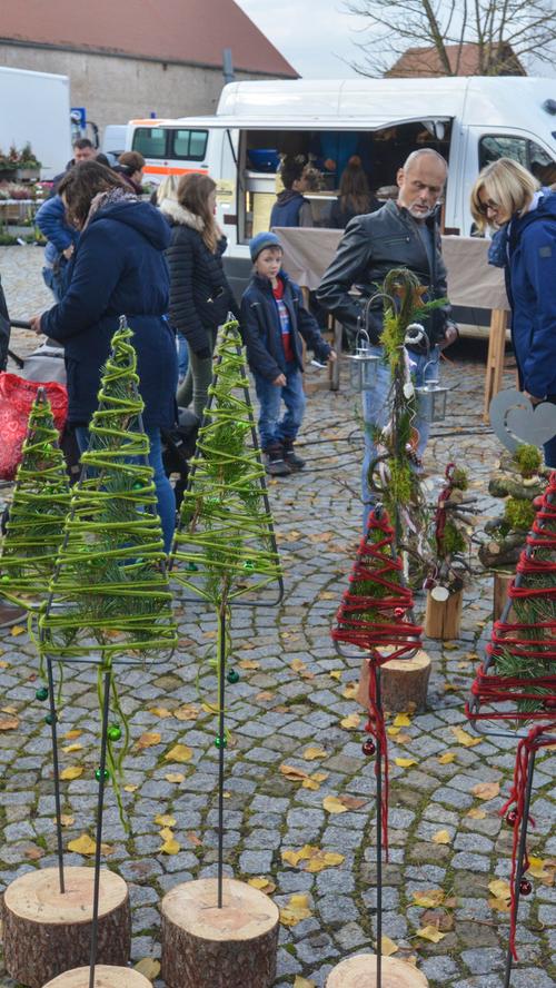 Mützen, Kerzen, Weihnachtsmänner: Der Martinimarkt in Thalmässing