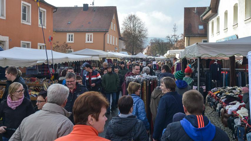 Mützen, Kerzen, Weihnachtsmänner: Der Martinimarkt in Thalmässing