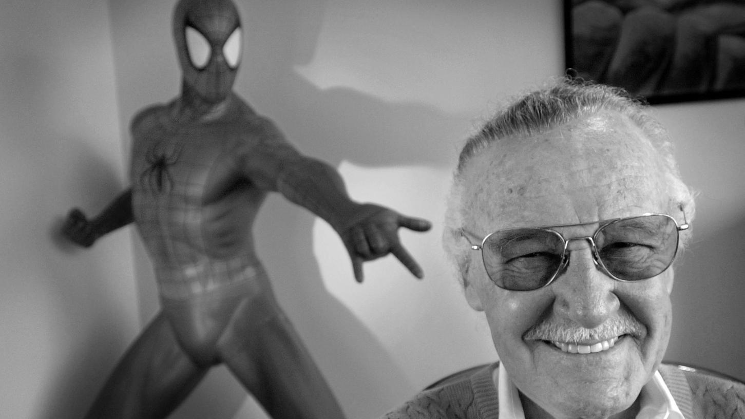 Stan Lee in seinem Büro in Santa Monica mit einer Spider-Man-Figur, die er erschaffen hat.