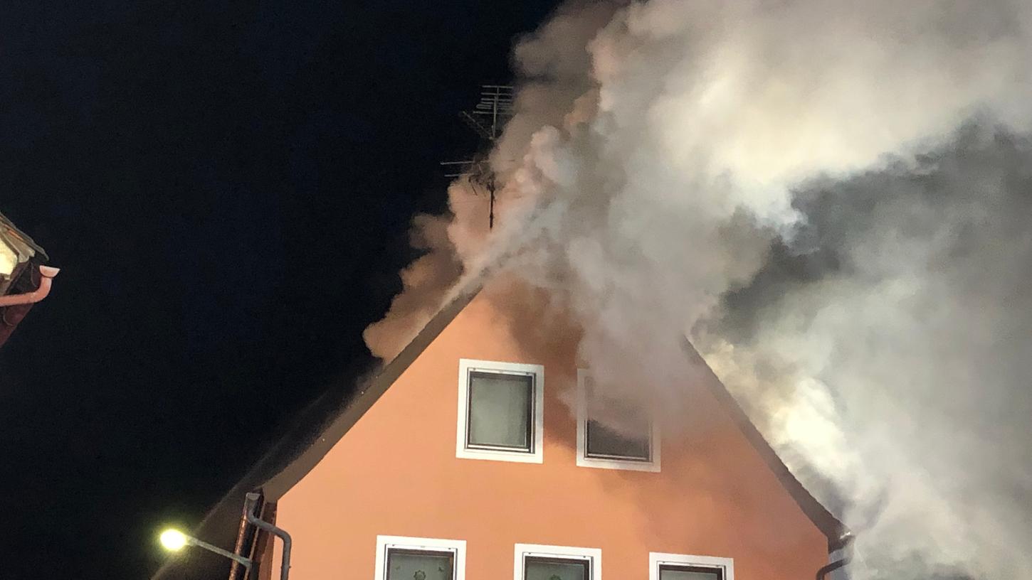 Dachstuhlbrand bei Ansbach: Drei Feuerwehrmänner verletzt