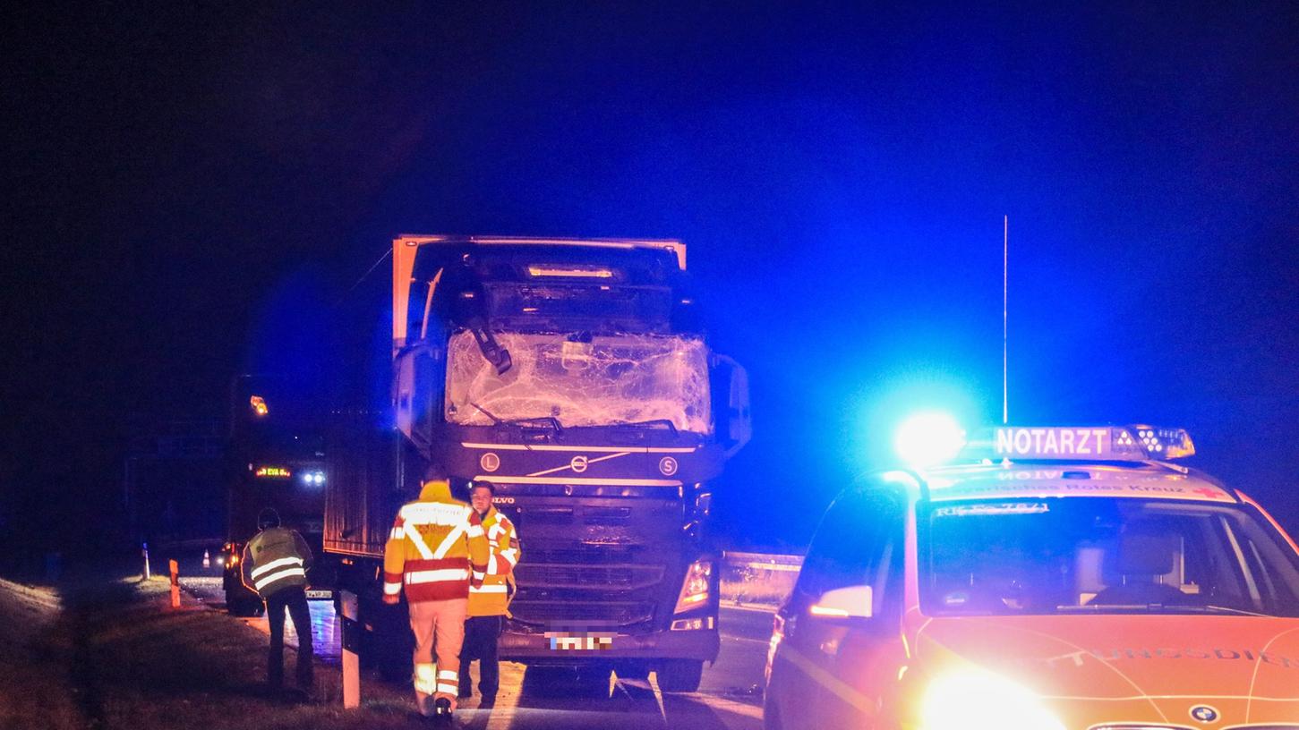 Ein 26-jähriger Lkw-Fahrer übersah auf der A73 bei Forchheim einen langsam vor ihm fahrenden Lastwagen.